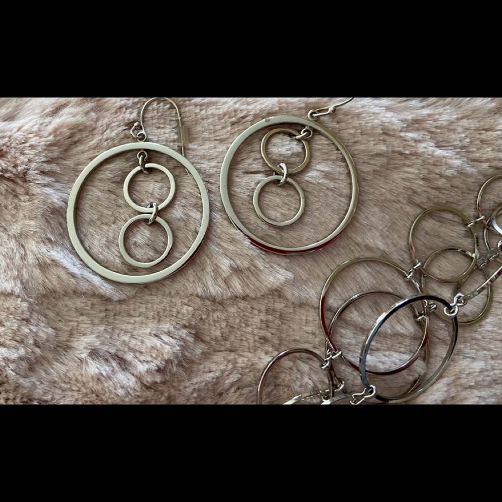 Silver circle style bracelet and matching pierced earrings - Picture 4 of 8